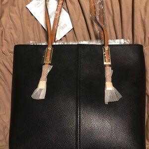 Take you wine with you purse!! 🍷